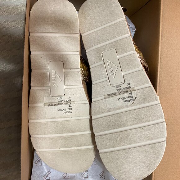 CLIFFS GOLD SANDAL BY WHITE MOUNTAIN SIZE 7M NEW CONDITION - Picture 2 of 3